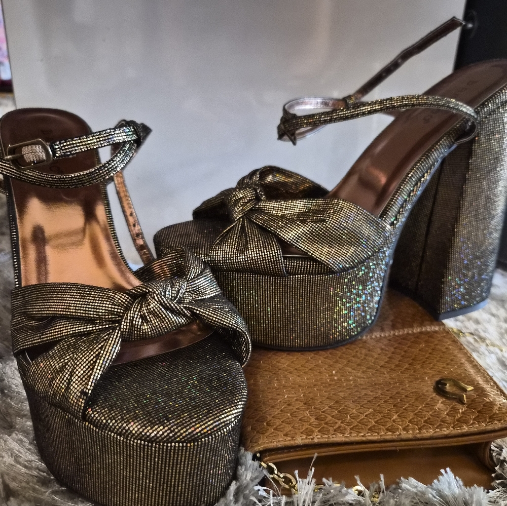 ☆ Gold glittery platform heels by Bamboo ☆